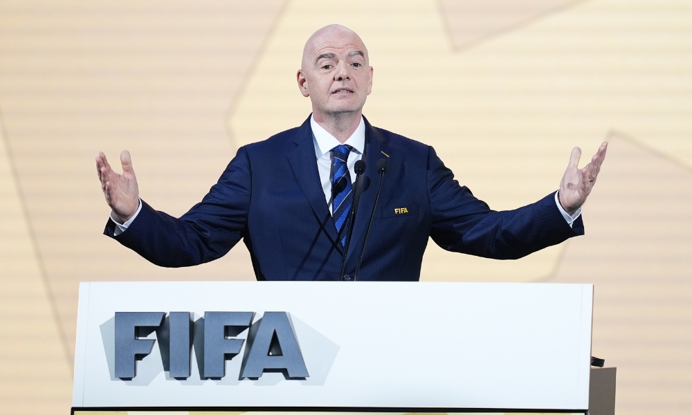 记者：戴维斯肌肉伤势严重，能否出战3月份欧冠.